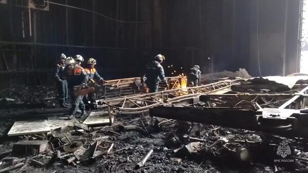 Equipes do Ministério de Situações de Emergência removem escombros do prédio da sala de concertos Crocus City Hall. Rússia, 23 de março de 2024 - Sputnik Brasil