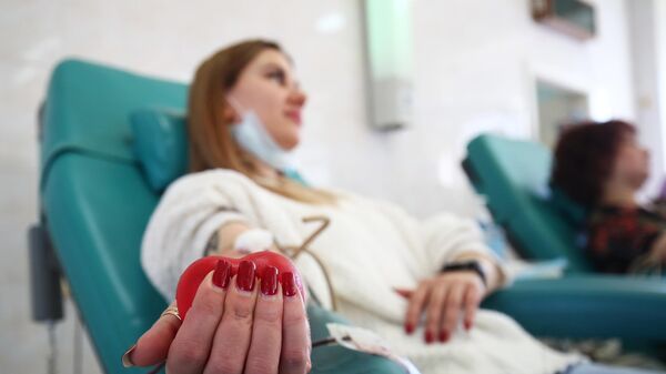 Mulher doa sangue para vítimas do ataque terrorista no teatro Crocus. Rússia, 23 de março de 2024 - Sputnik Brasil