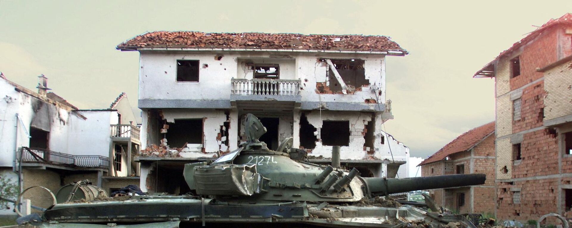 Um tanque do Exército iugoslavo abandonado no vilarejo de Klina, no leste do Kosovo, após ter sido destruído por ataques aéreos da OTAN, 19 de junho de 1999 - Sputnik Brasil, 1920, 24.03.2024
