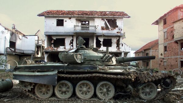 Um tanque do Exército iugoslavo abandonado no vilarejo de Klina, no leste do Kosovo, após ter sido destruído por ataques aéreos da OTAN, 19 de junho de 1999 - Sputnik Brasil