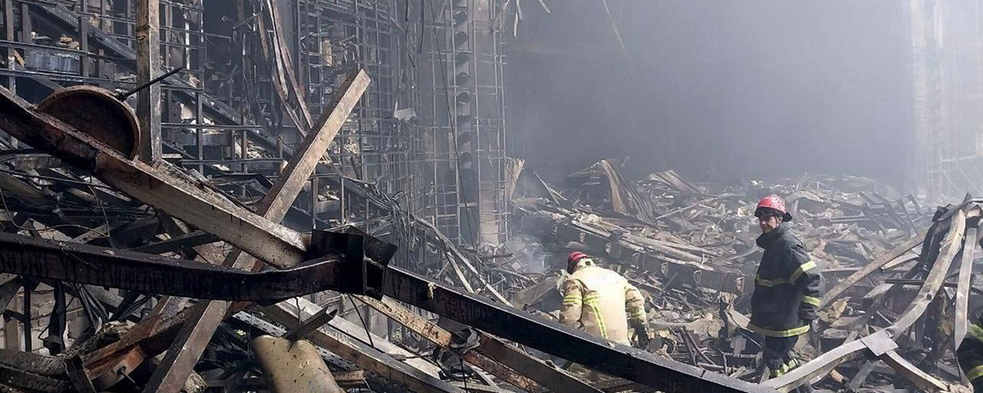 Bombeiros trabalham na sala de concertos Crocus City Hall, queimada após o ataque ao prédio. Rússia, 23 de março de 2024 - Sputnik Brasil, 1920, 01.04.2024