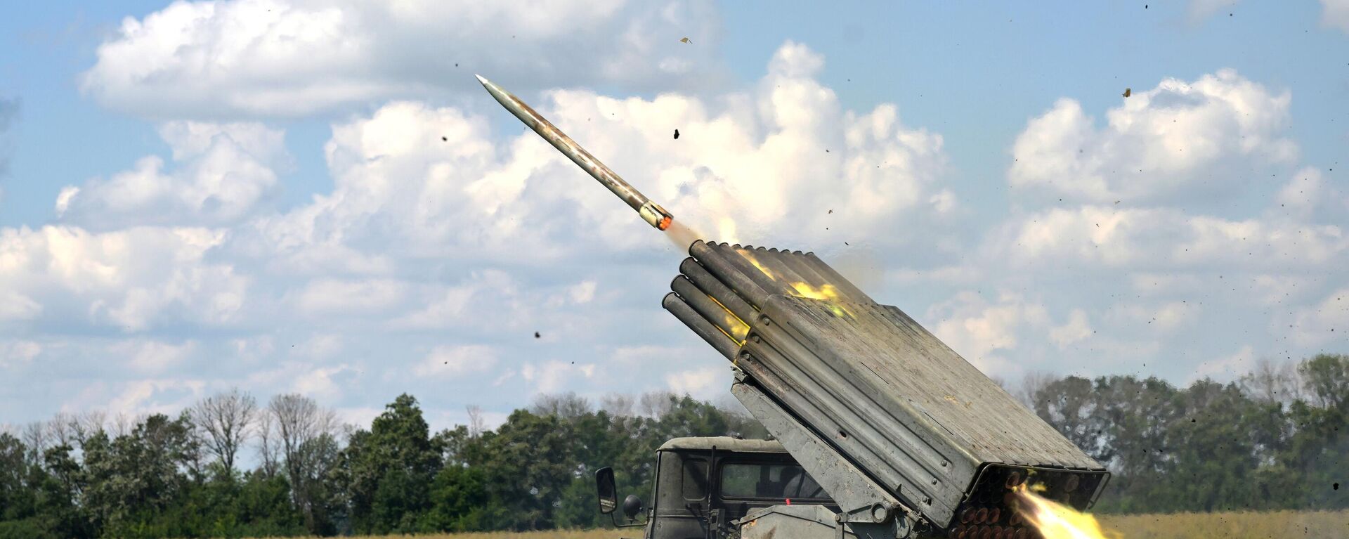 Lançador múltiplo de foguetes BM-21 Grad do agrupamento de tropas Zapad (Oeste) das Forças Armadas da Rússia dispara na direção de Kupyansk, foto publicada em 30 de julho de 2023 - Sputnik Brasil, 1920, 25.03.2024