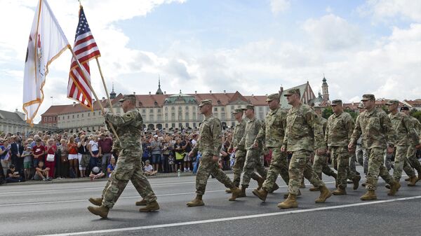 Grupo de soldados do Exército dos EUA participa do desfile militar anual em comemoração ao Dia do Exército polonês. Varsóvia, Polônia, 15 de agosto de 2018 (foto de arquivo) - Sputnik Brasil