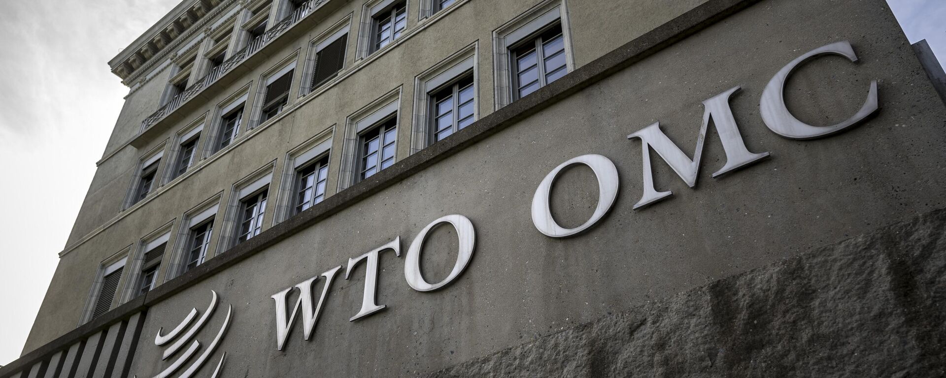 Uma foto tirada em Genebra, em 5 de fevereiro de 2024, mostra o logotipo da Organização Mundial do Comércio (OMC) intergovernamental em sua sede - Sputnik Brasil, 1920, 26.03.2024