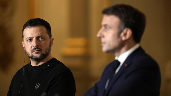 O presidente da Ucrânia, Vladimir Zelensky (em foco), e o presidente da França, Emmanuel Macron, discursam à mídia durante coletiva de imprensa no palácio presidencial do Eliseu, em Paris, em 16 de fevereiro de 2024 - Sputnik Brasil