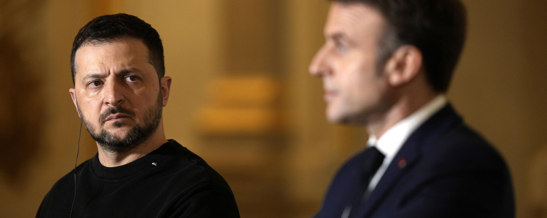 O presidente da Ucrânia, Vladimir Zelensky (em foco), e o presidente da França, Emmanuel Macron, discursam à mídia durante coletiva de imprensa no palácio presidencial do Eliseu, em Paris, em 16 de fevereiro de 2024 - Sputnik Brasil, 1920, 26.03.2024