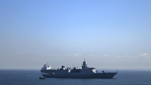 O navio de apoio multiuso de bandeira holandesa Geosea (E) e a fragata da Marinha Real holandesa HNLMS TROMP (D) durante o exercício REPMUS 22 da OTAN, na Baía de Tróia, na costa do distrito português de Setúbal, 22 de setembro 2022 - Sputnik Brasil