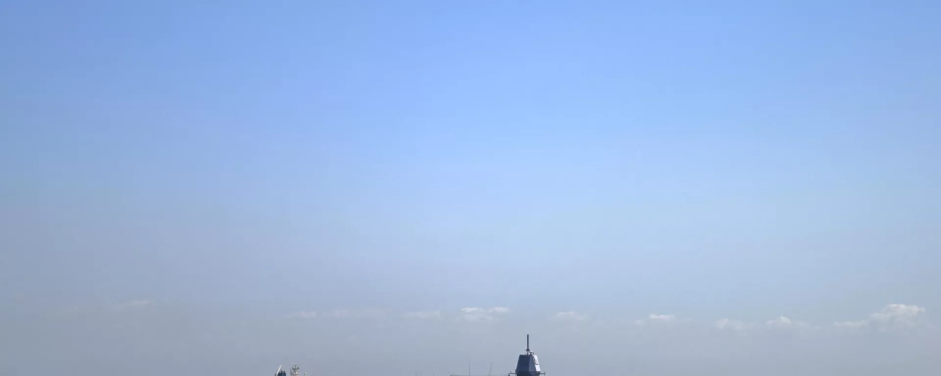 O navio de apoio multiuso de bandeira holandesa Geosea (E) e a fragata da Marinha Real holandesa HNLMS TROMP (D) durante o exercício REPMUS 22 da OTAN, na Baía de Tróia, na costa do distrito português de Setúbal, 22 de setembro 2022 - Sputnik Brasil, 1920, 27.03.2024
