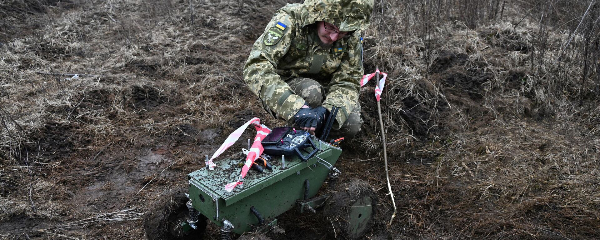 Desminador do fundo de caridade Desminagem da Ucrânia usa drone de desminagem para procurar minas em campo perto da cidade de Derhachi, região de Kharkiv, em 19 de março de 2024 - Sputnik Brasil, 1920, 27.03.2024