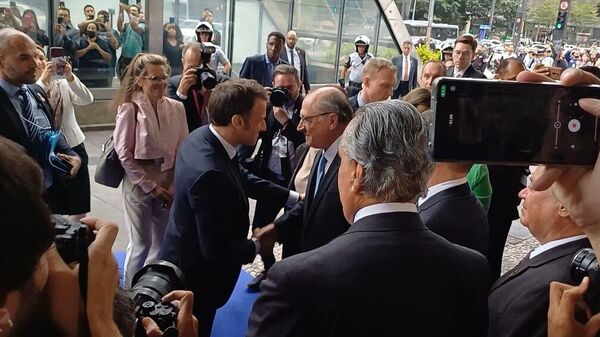 O presidente francês, Emmanuel Macron, com o vice-presidente brasileiro, Geraldo Alckmin, em São Paulo (SP), em 27 de março de 2024 - Sputnik Brasil
