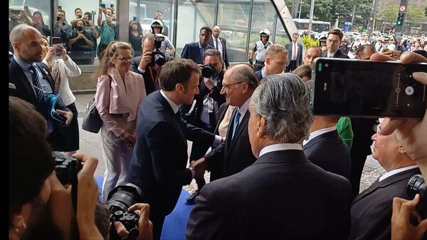 O presidente francês, Emmanuel Macron, com o vice-presidente brasileiro, Geraldo Alckmin, em São Paulo, em 27 de março de 2024 - Sputnik Brasil