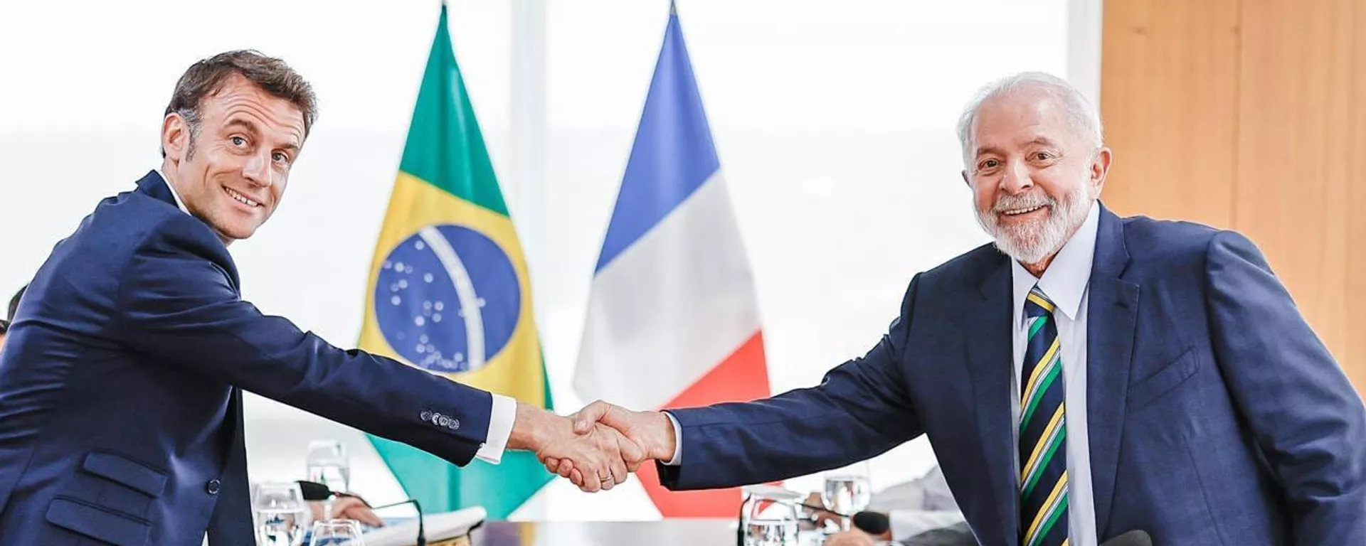 Presidente da França, Emmanuel Macron, cumprimenta seu homólogo brasileiro, Luiz Inácio Lula da Silva - Sputnik Brasil, 1920, 28.03.2024