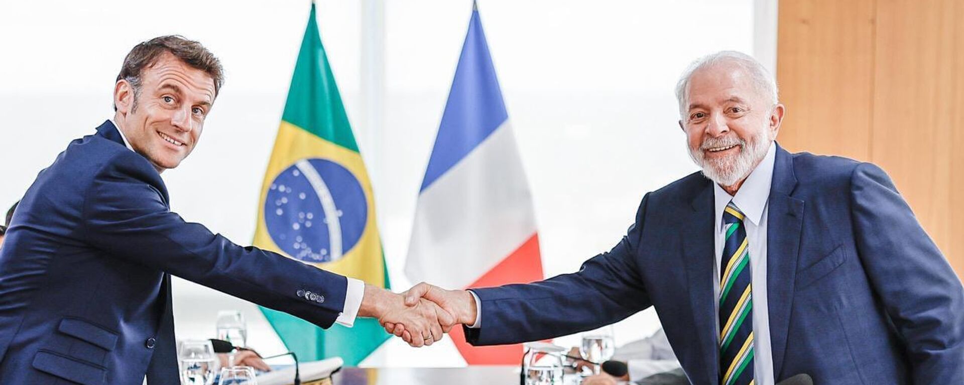 Presidente da França, Emmanuel Macron, cumprimenta seu homólogo brasileiro, Luiz Inácio Lula da Silva - Sputnik Brasil, 1920, 28.03.2024