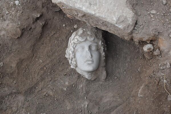 Equipe da Universidade de Aristóteles descobriu cabeça da estátua de Apolo em Filipos, Grécia - Sputnik Brasil