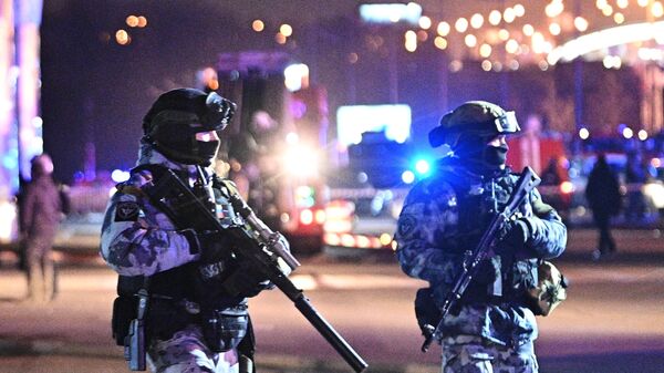 Policiais russos patrulha entorno do Crocus City Hall, onde ocorreu um ataque terrorista - Sputnik Brasil