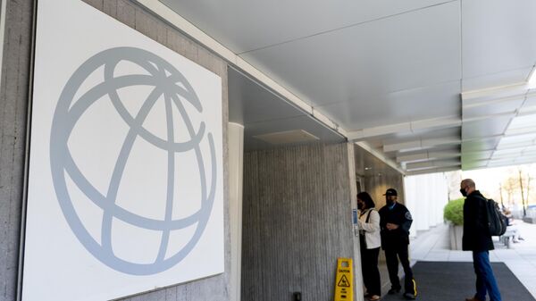 Pessoas em junto da entrada do prédio do Banco Mundial em Washington, EUA, 5 de abril de 2021 - Sputnik Brasil