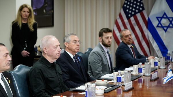 Yoav Gallant, ministro da Defesa de Israel (segundo à esquerda), se reúne com Lloyd Austin, secretário de Defesa dos EUA, no Pentágono em Washington, EUA, em 26 de março de 2024 - Sputnik Brasil