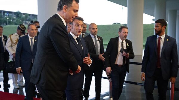 Emmanuel Macron, presidente da França (no centro), é recebido por Rodrigo Pacheco, presidente do Senado brasileiro, durante reunião como parte de sua visita ao Brasil, em 28 de março de 2024 - Sputnik Brasil