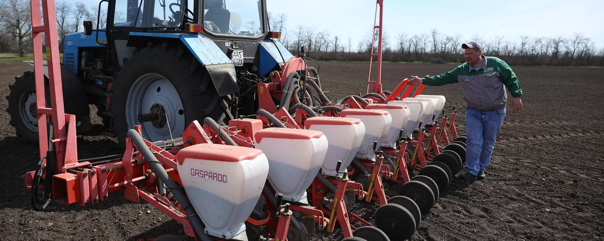 Um trabalhador prepara um veículo agrícola para semear sementes de girassol nos campos da empresa agrícola Progress Argo, na região de Krasnodar, na Rússia - Sputnik Brasil, 1920, 30.03.2024