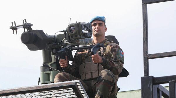 Um membro da equipe de remoção de minas é fotografado durante uma visita do ministro da defesa da França à base das Forças Interinas das Nações Unidas no Líbano (UNIFIL) do contingente francês na vila de Deir Kifa, no sul do Líbano, em 2 de novembro de 2023. - Sputnik Brasil