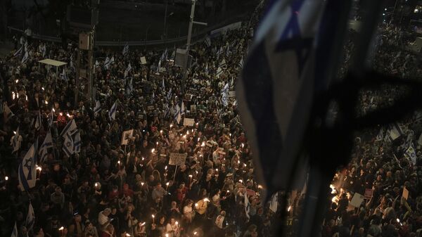 Público protesta contra governo do primeiro-ministro Benjamin Netanyahu em várias partes do país e pedem a convocação de eleições. Tel Aviv, 30 de março de 2024 - Sputnik Brasil