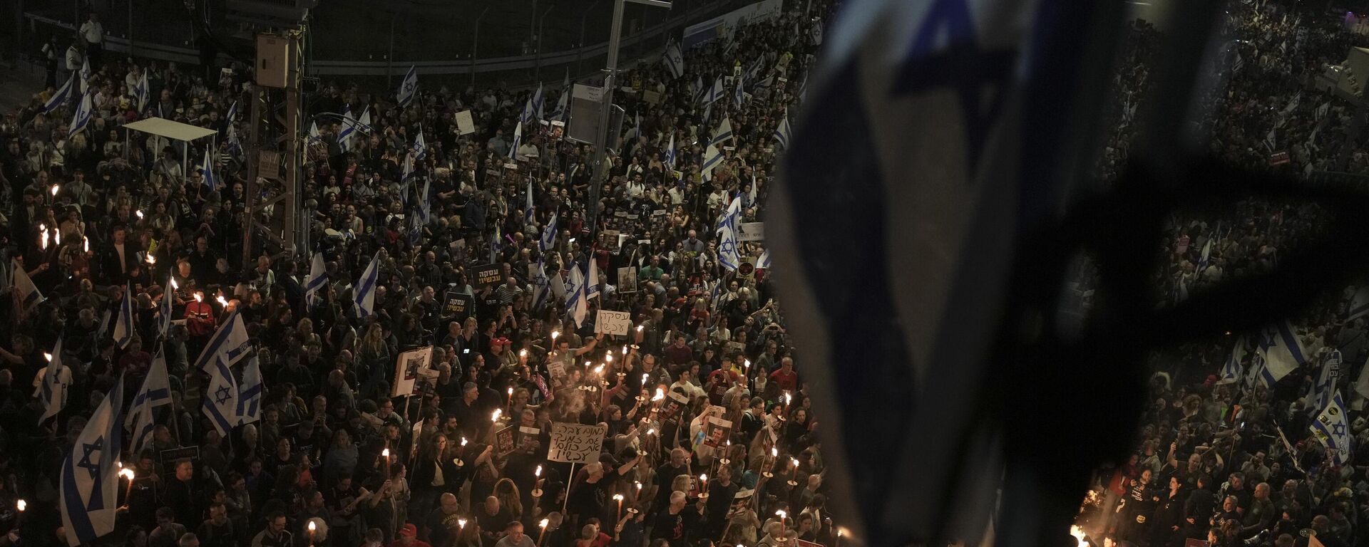 Público protesta contra governo do primeiro-ministro Benjamin Netanyahu em várias partes do país e pedem a convocação de eleições. Tel Aviv, 30 de março de 2024 - Sputnik Brasil, 1920, 30.03.2024