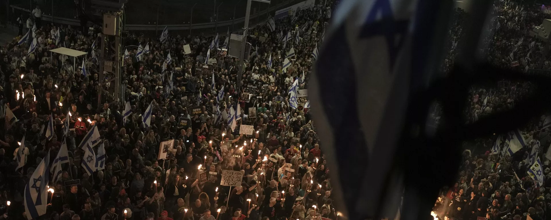 Público protesta contra governo do primeiro-ministro Benjamin Netanyahu em várias partes do país e pedem a convocação de eleições. Tel Aviv, 30 de março de 2024 - Sputnik Brasil, 1920, 30.03.2024