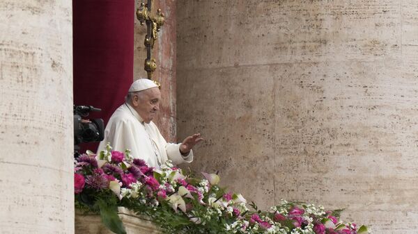 Papa Francisco acena aos fiéis da varanda central da Basílica de São Pedro antes da bênção Urbi et Orbi (para a cidade e para o mundo), no Vaticano, 31 de março de 2024 - Sputnik Brasil