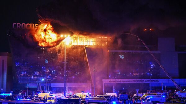 Bombeiros lutam para extinguir chamas no telhado da sala de concertos Crocus City Hall, nos arredores de Moscou - Sputnik Brasil