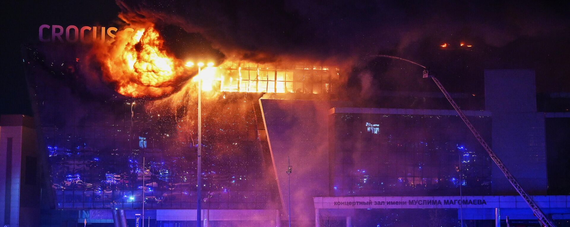 Bombeiros lutam para extinguir chamas no telhado da sala de concertos Crocus City Hall, nos arredores de Moscou - Sputnik Brasil, 1920, 01.04.2024