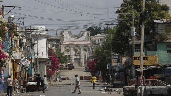 Pedestres caminham em uma rua vazia perto da Catedral destruída pelo terremoto em Porto Príncipe, Haiti. 25 de março de 2024 - Sputnik Brasil