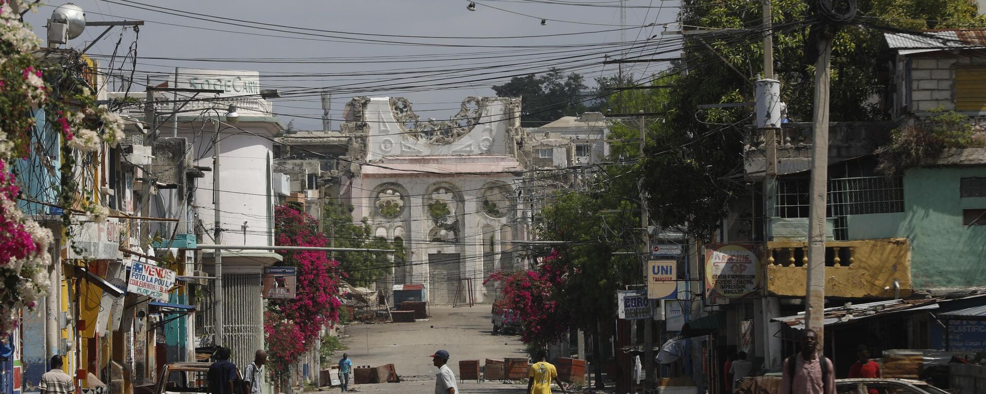 Pedestres caminham em uma rua vazia perto da Catedral destruída pelo terremoto em Porto Príncipe, Haiti. 25 de março de 2024 - Sputnik Brasil, 1920, 01.04.2024