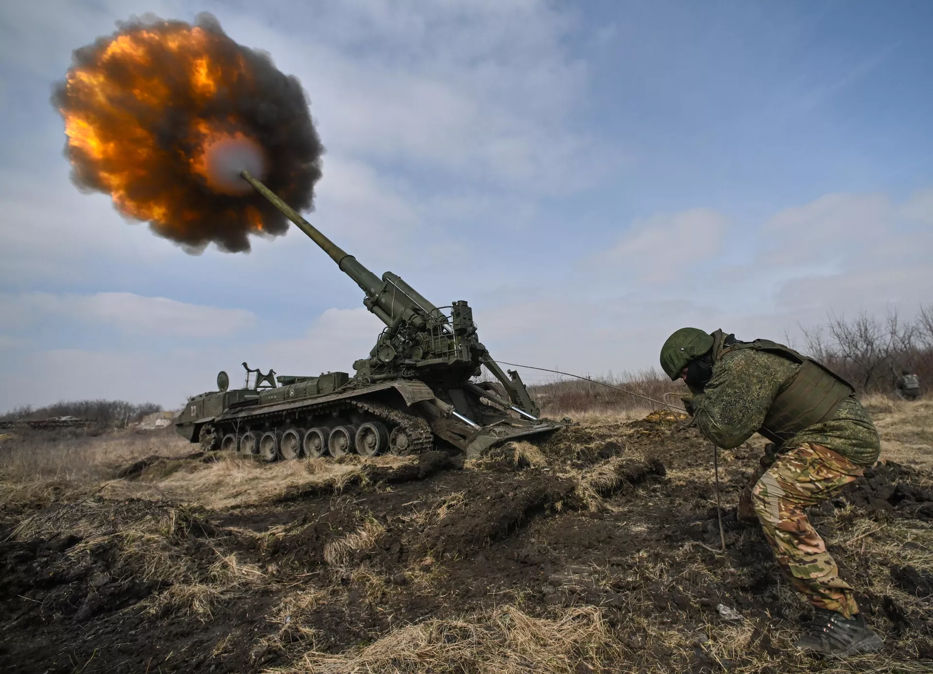 Militares russos do grupo de forças Centro disparam um obuseiro autopropulsado 2S7 Malka em direção a posições ucranianas no setor Avdeevka da linha de frente em meio à operação militar russa na Ucrânia, 31 de março de 2024 - Sputnik Brasil, 1920, 18.04.2024