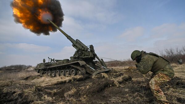 Militares russos do grupo de forças Centro disparam um obuseiro autopropulsado 2S7 Malka em direção a posições ucranianas no setor Avdeevka da linha de frente em meio à operação militar russa na Ucrânia, 31 de março de 2024 - Sputnik Brasil