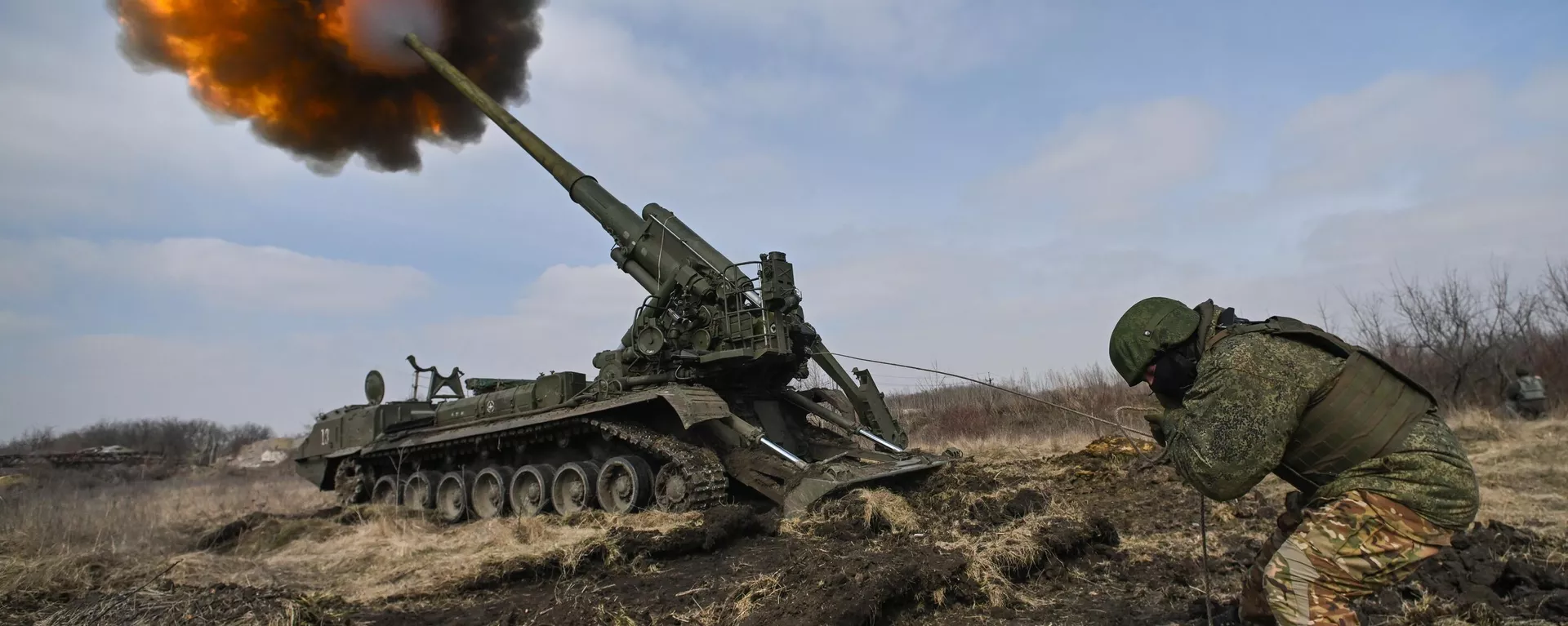 Militares russos do grupo de forças Centro disparam um obuseiro autopropulsado 2S7 Malka em direção a posições ucranianas no setor Avdeevka da linha de frente em meio à operação militar russa na Ucrânia, 31 de março de 2024 - Sputnik Brasil, 1920, 10.04.2024