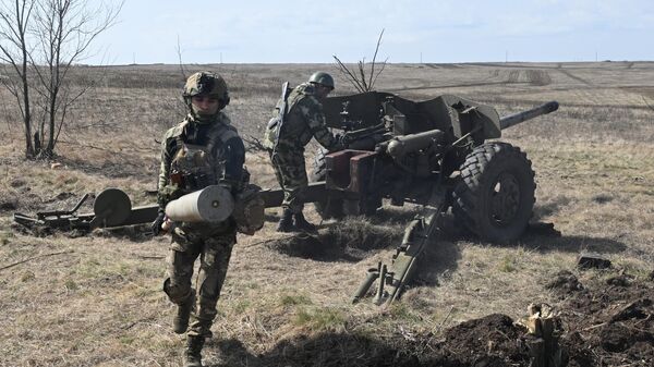 Militares russos do 2º Corpo de Exército do Grupo de Batalha Sul participam de treinamento de combate na zona de operações especiais em meio à operação militar russa na Ucrânia, 31 de março de 2024 - Sputnik Brasil