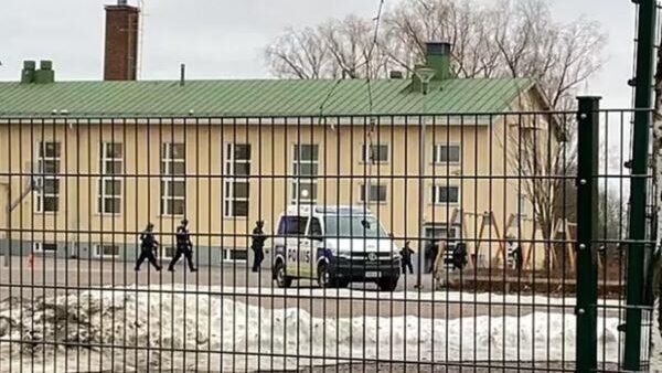 Policiais chegam à escola Viertola, na cidade finlandesa de Vantaa, no sul do país, após um aluno abrir fogo contra colegas, matando uma criança e deixando duas feridas, em 2 de abril de 2024 - Sputnik Brasil