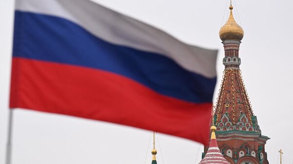 Uma bandeira tricolor nacional russa tremula ao vento em frente à Catedral de São Basílio. Moscou, 15 de março de 2024 - Sputnik Brasil
