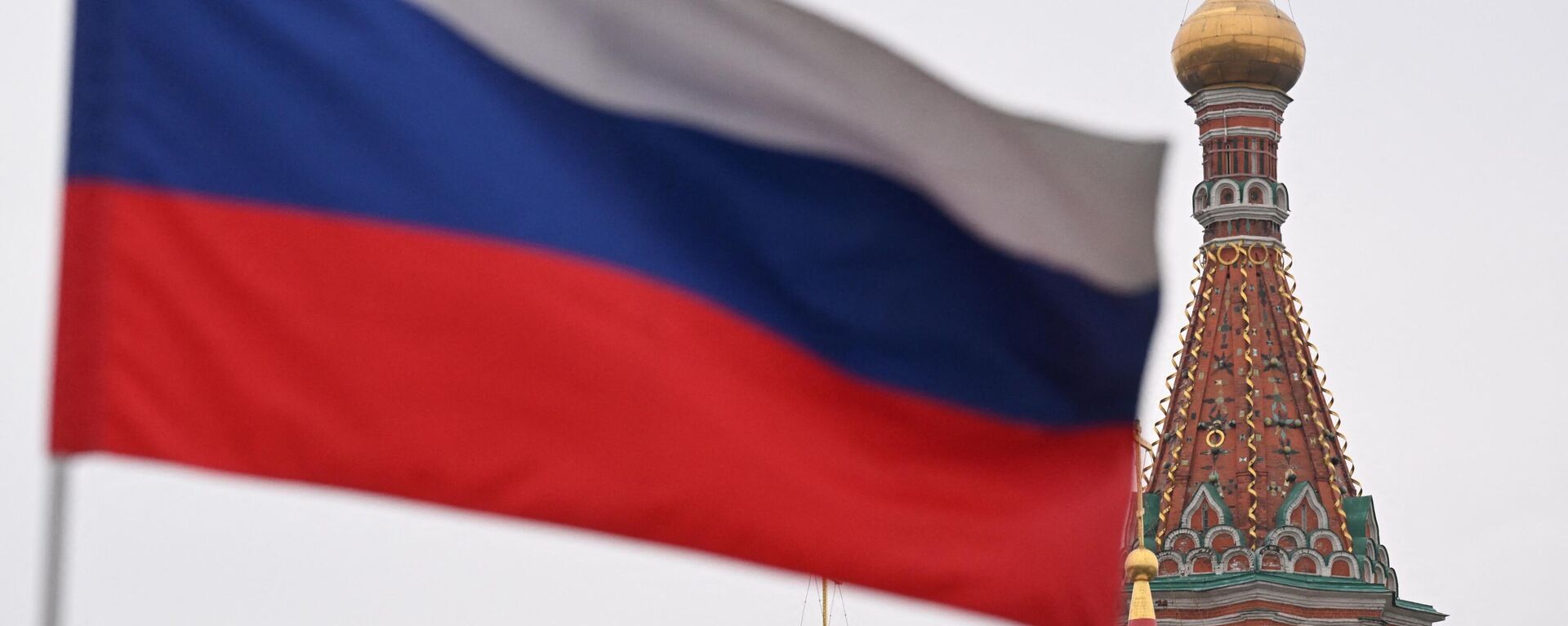 Uma bandeira tricolor nacional russa tremula ao vento em frente à Catedral de São Basílio. Moscou, 15 de março de 2024 - Sputnik Brasil, 1920, 02.04.2024