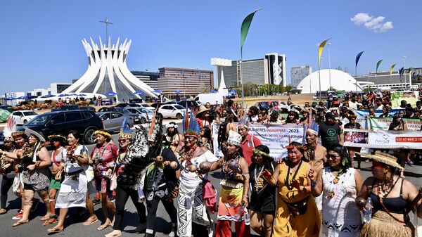 Mulheres indígenas brasileiras de diferentes tribos participam da 3ª Marcha das Mulheres Indígenas. Brasília, 13 de setembro de 2023 - Sputnik Brasil