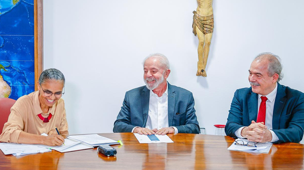 Presidente Lula, ministra Marina Silva e presidente do BNDES, Aloizio Mercadante, assinam contrato do Fundo Clima - Sputnik Brasil