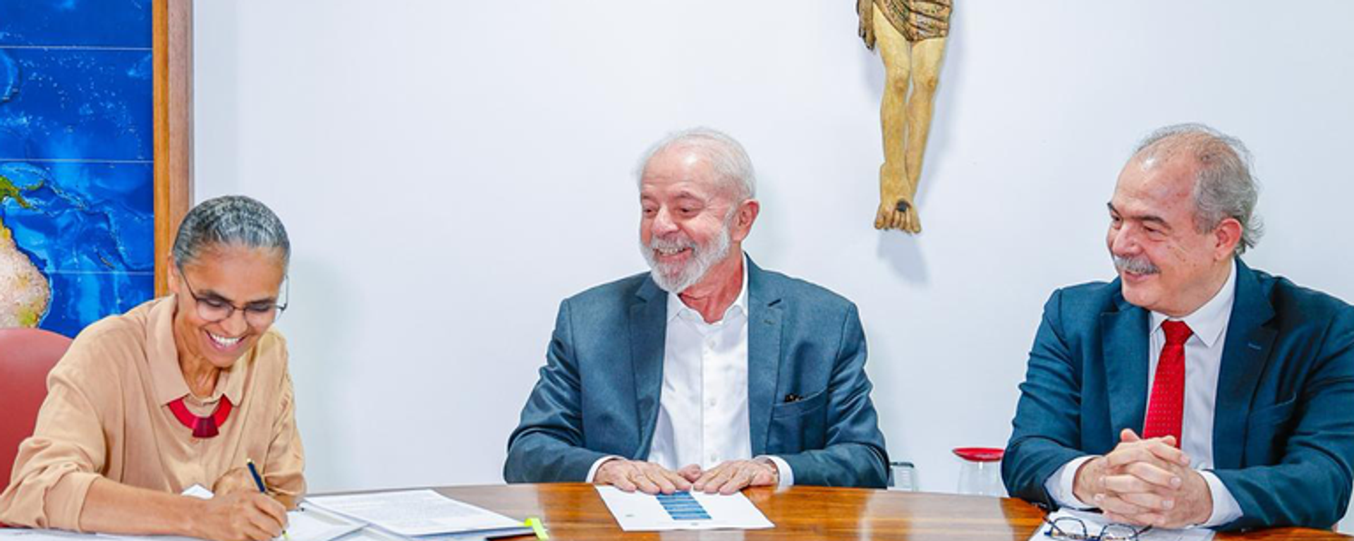 Presidente Lula, ministra Marina Silva e presidente do BNDES, Aloizio Mercadante, assinam contrato do Fundo Clima - Sputnik Brasil, 1920, 02.04.2024