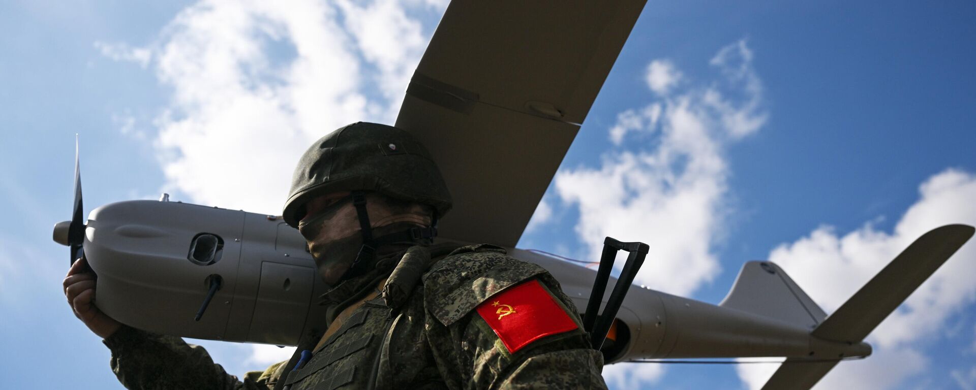 Um militar russo do grupo de forças Centro carrega um veículo aéreo não tripulado de reconhecimento Orlan-30 depois que ele voou no setor Avdeevka da linha de frente em meio à operação militar russa na Ucrânia, Rússia, 29 de março de 2024 - Sputnik Brasil, 1920, 03.04.2024