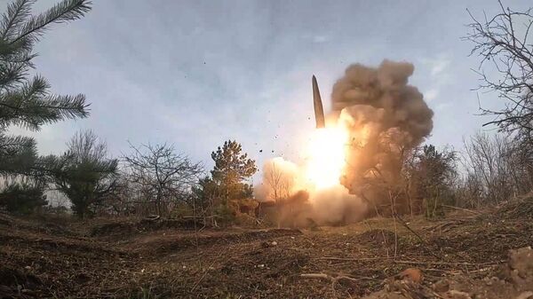 Lançamento de combate de um míssil do sistema de mísseis tático-operacional Iskander para destruir hangares com equipamento militar e munições das Forças Armadas ucranianas durante a operação militar especial - Sputnik Brasil