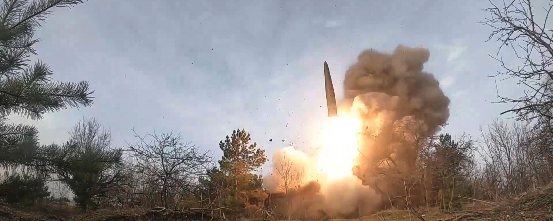 Lançamento de combate de um míssil do sistema de mísseis tático-operacional Iskander para destruir hangares com equipamento militar e munições das Forças Armadas ucranianas durante a operação militar especial - Sputnik Brasil, 1920, 13.04.2024