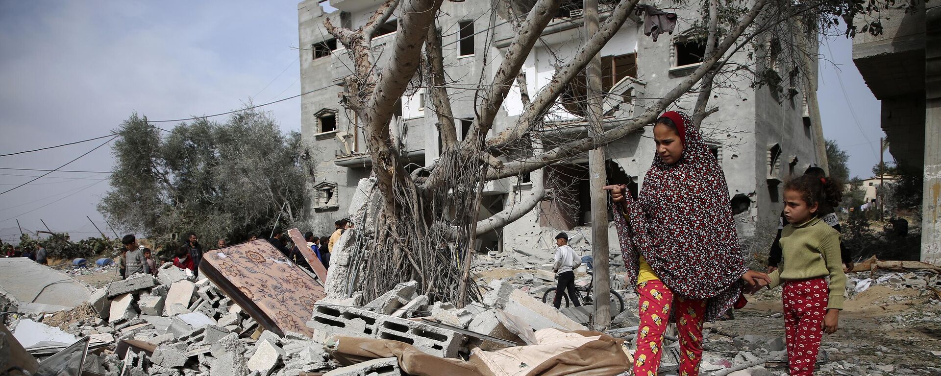 Palestinos inspecionam as ruínas de um prédio residencial após um ataque aéreo israelense em Rafah. Faixa de Gaza, 29 de março de 2024 - Sputnik Brasil, 1920, 03.04.2024