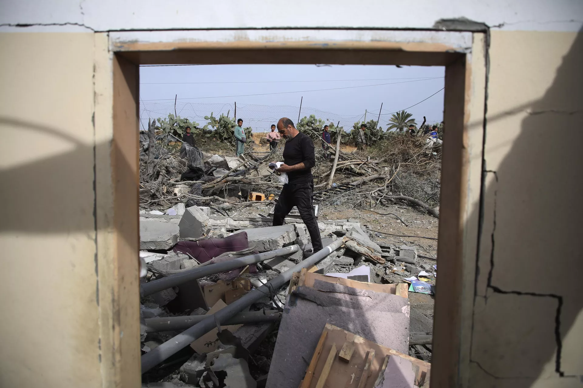 Palestinos inspecionam as ruínas de um prédio residencial após um ataque aéreo israelense em Rafah. Faixa de Gaza, 29 de março de 2024 - Sputnik Brasil, 1920, 19.04.2024