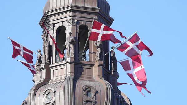 Bandeiras dinamarquesas (Dannebrog) tremulam na torre do Castelo de Christiansborg, o edifício do Parlamento dinamarquês, em Copenhague, Dinamarca, durante uma cerimônia que marca o Dia da Bandeira para os emissários do país, em 5 de setembro de 2021 - Sputnik Brasil