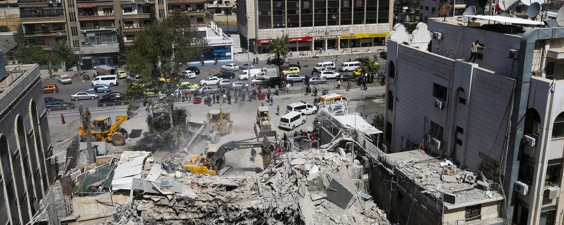 Equipes de resgate fazem buscas nos escombros de um prédio anexo à embaixada iraniana, um dia após um ataque aéreo em Damasco, em 2 de abril de 2024 - Sputnik Brasil, 1920, 04.04.2024