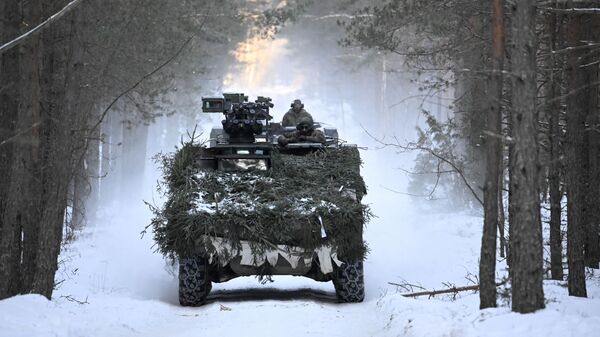 Soldados das Forças Armadas da Alemanha em veículo blindado de combate Boxer camuflado durante exercício do contingente alemão da Enhanced Forward Presence, da Organização do Tratado do Atlântico Norte (OTAN), em Pabrade. Lituânia, 7 de março de 2023 - Sputnik Brasil